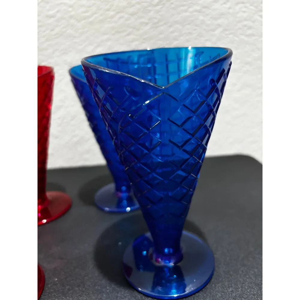 Blue and red plastic ice cream cups set of four ￼